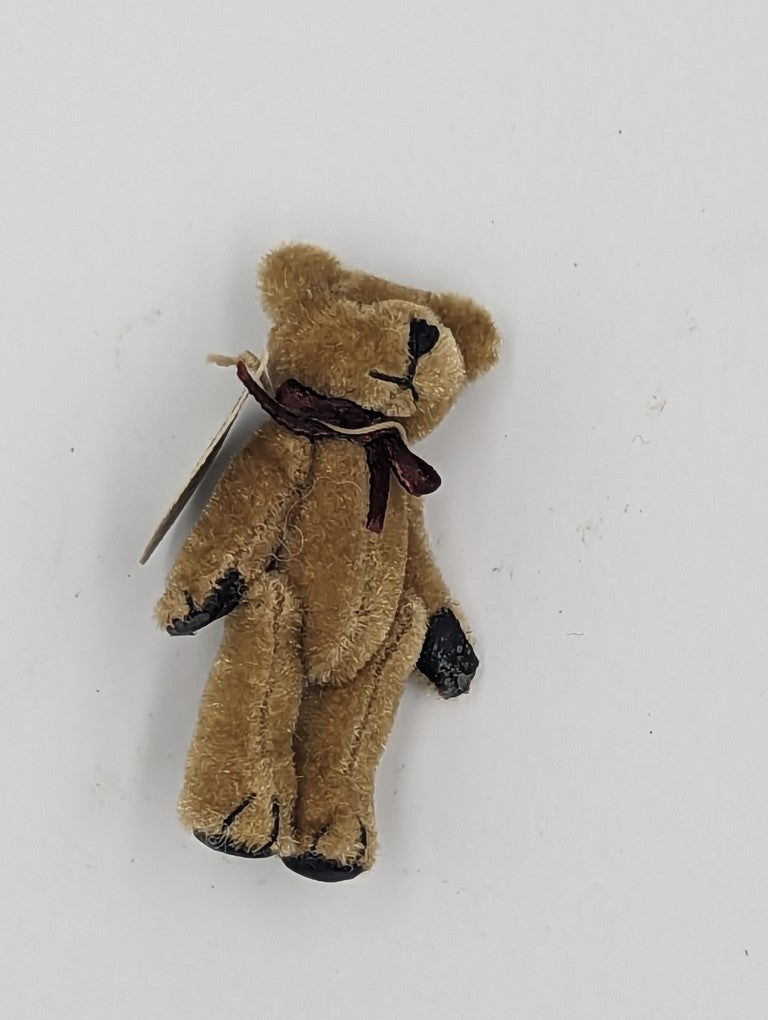 Boyds Pin Bearwear Tina F. WUZZIE Tan Fabric Pin 50001. image 5