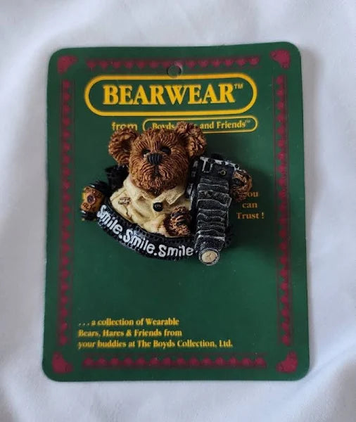 Boyds Pin Bearwear Flash McBear Smile, Smile, Smile  Pin #26061 Camera image 1