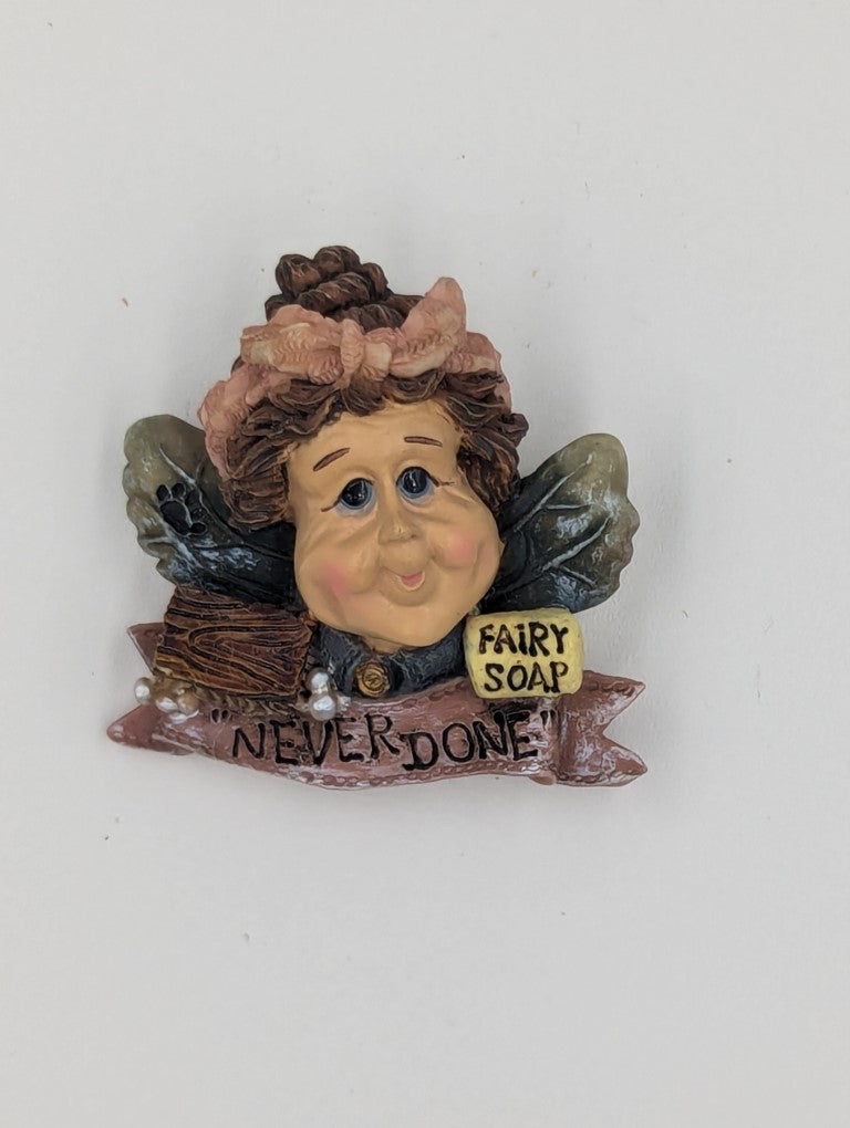Boyds Pin Folkwear Immaculata  Scrub a Dub 26422 image 0