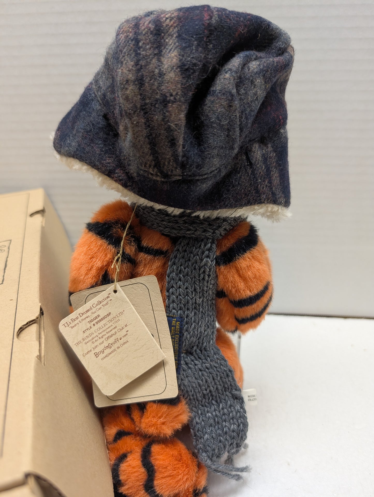 Boyds Pooh Bear's Winter Holiday Tigger 95980 DSP image 2