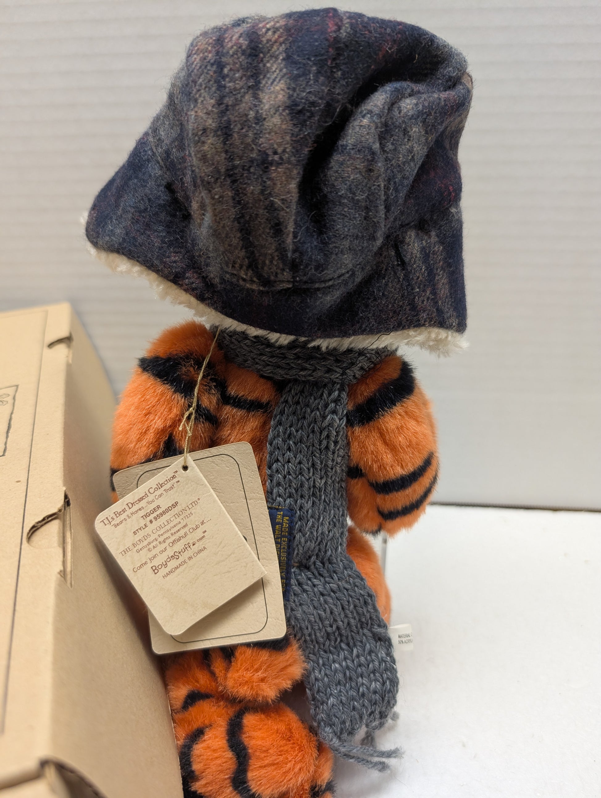 Boyds Pooh Bear's Winter Holiday Tigger 95980 DSP image 2