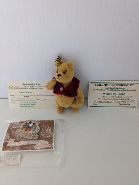 Pooh Bee Miniature by Jamie Wu 1999 WDWC image 3