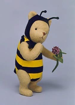 R John Wright Classic Winnie The Pooh as Pooh Bee Teddys Exclusive image 0