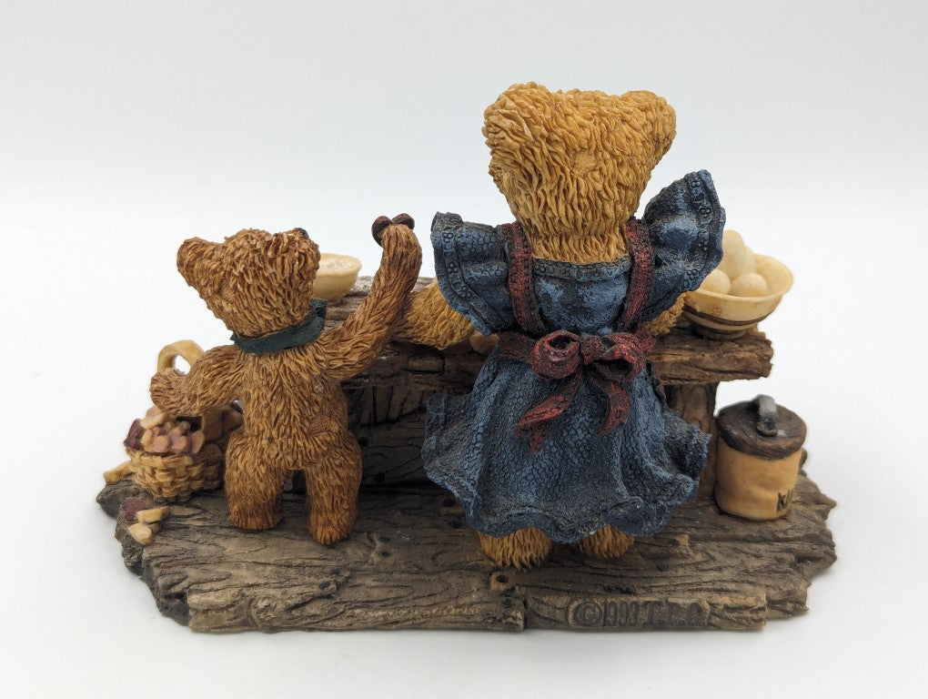Boyds Bear Resin Justina & M. Harrison    Sweetie Pie 20157 Baking Pies image 1
