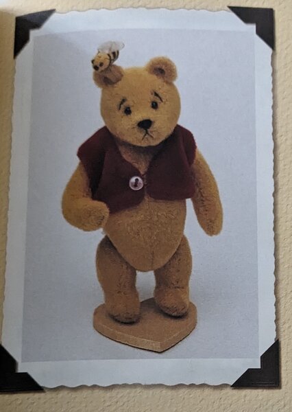 Pooh Bee Miniature by Jamie Wu 1999 WDWC image 0