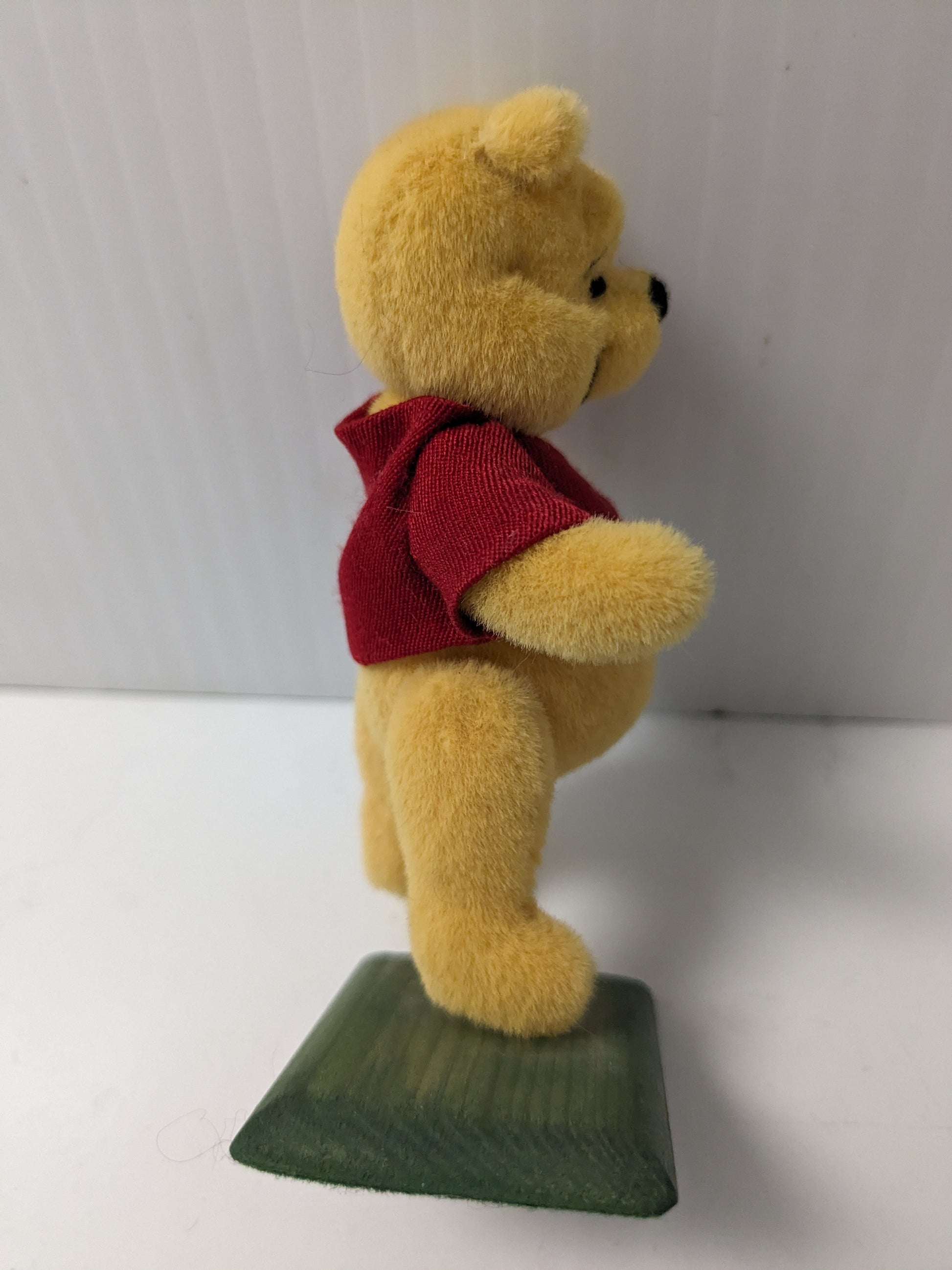 Winnie the Pooh by Kathryn Riley 1998 WDWC image 2