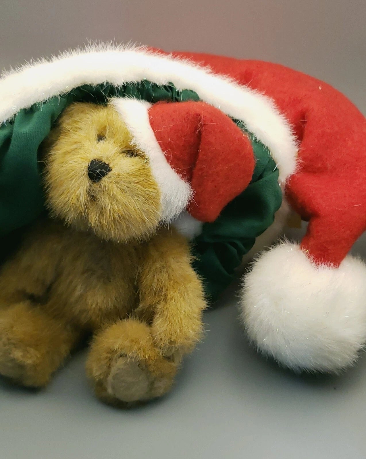 Boyds Bear Plush Kringlebeary's Hat w.Bear and Santa Hat  811782 image 0