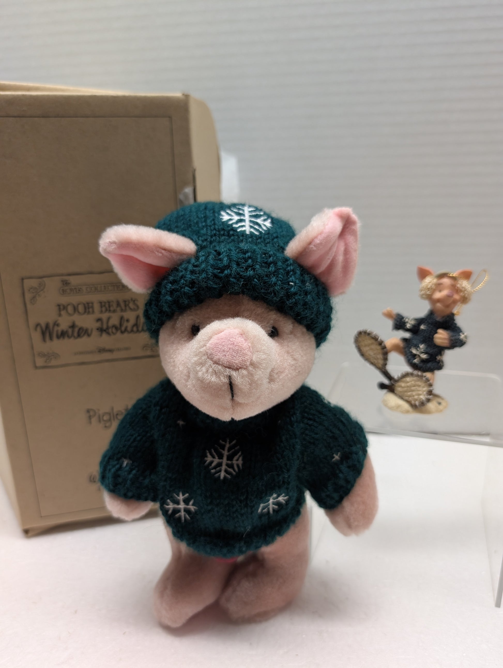 Boyds Pooh Bear's Winter Holiday Piglet with resin figurine 95973DS image 0