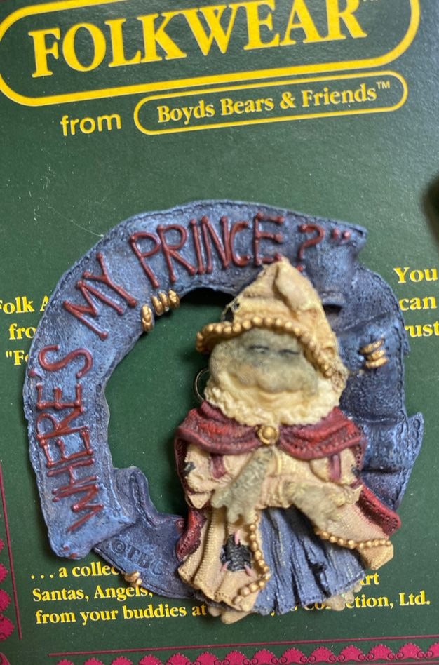 Boyds Pin Folkwear Princess Puckerup Kiss Me Quick 26428 image 0