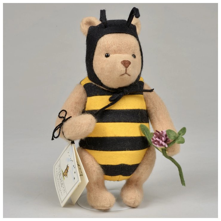 R John Wright Classic Winnie The Pooh as Pooh Bee Teddys Exclusive image 2