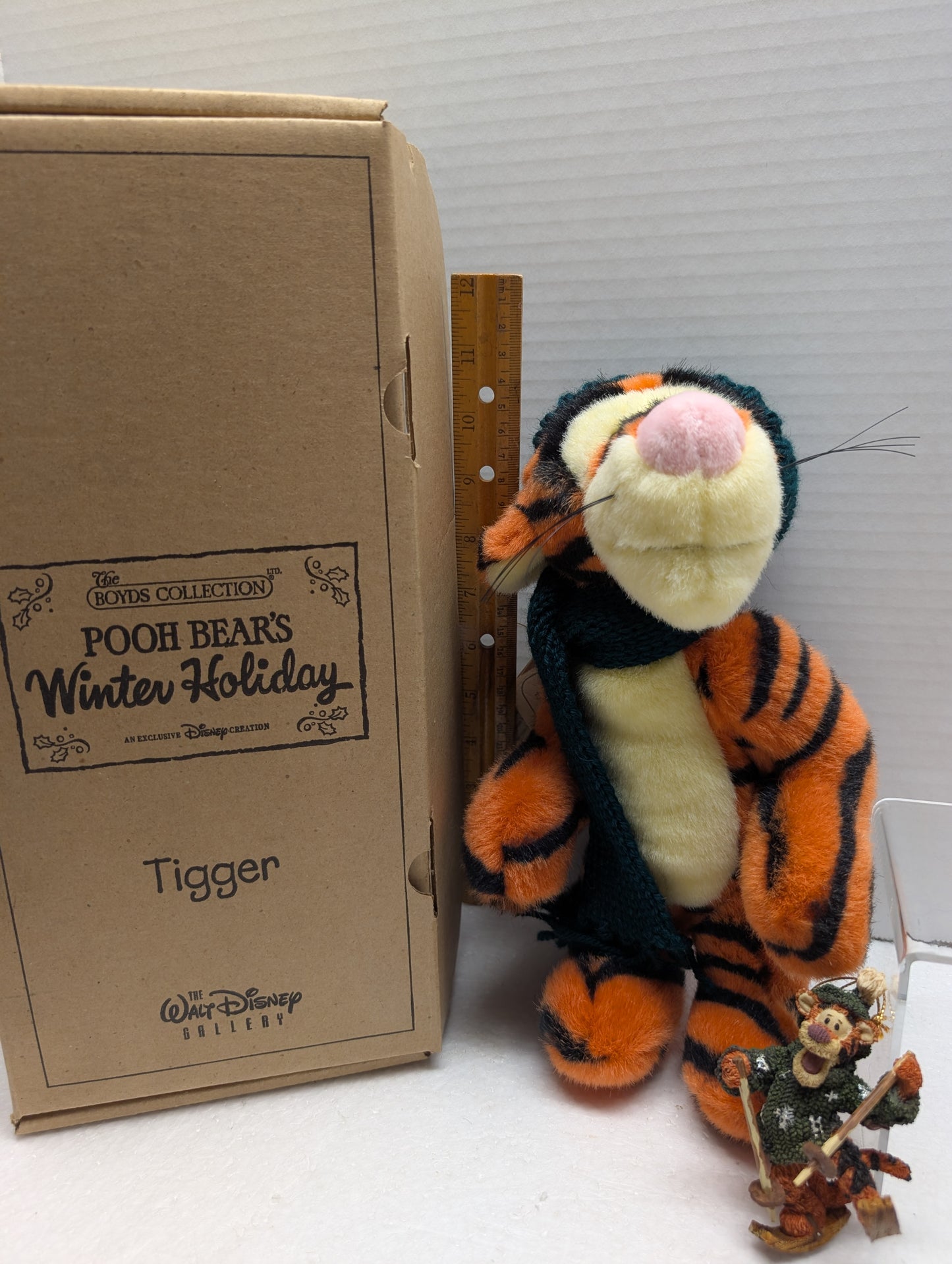 Boyds Pooh Bear's Winter Holiday Tigger with Resin Figurine 95972 DS image 2