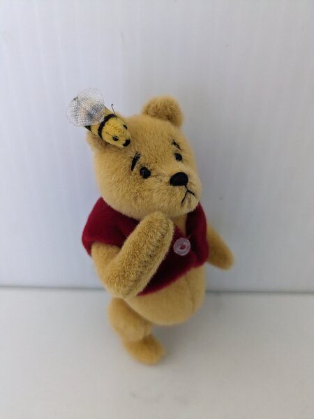 Pooh Bee Miniature by Jamie Wu 1999 WDWC image 2