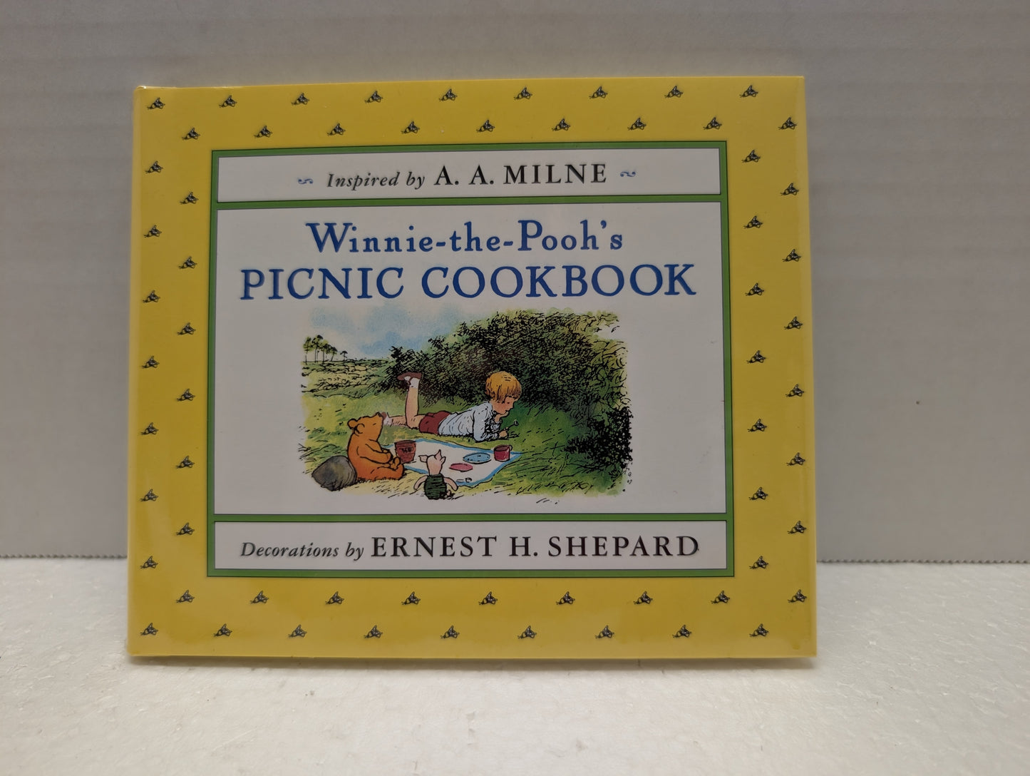 Book Winnie the Pooh's Picnic Cookbook Milne, A. A. image 0