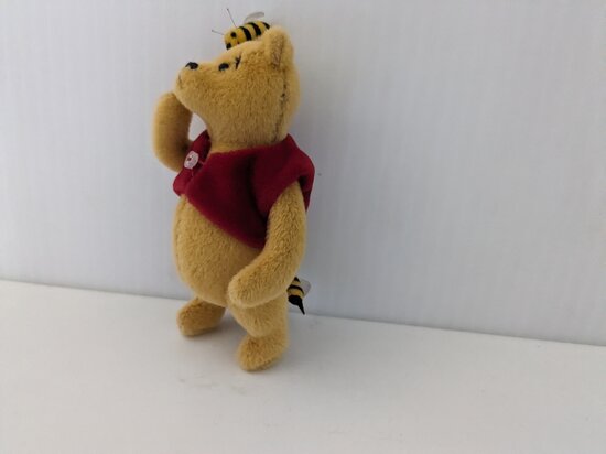 Pooh Bee Miniature by Jamie Wu 1999 WDWC image 1