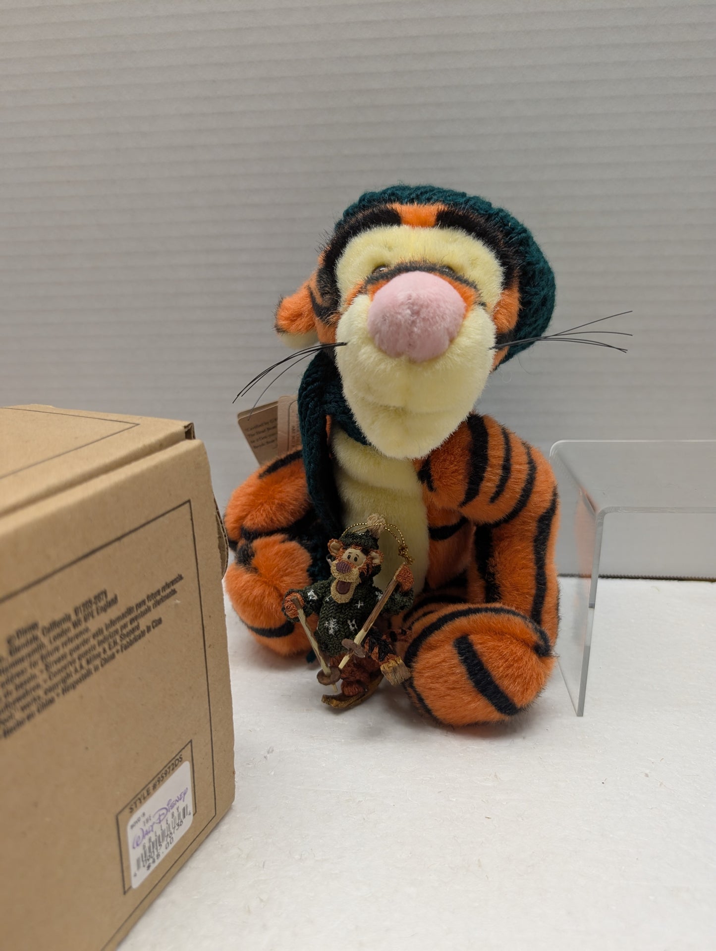 Boyds Pooh Bear's Winter Holiday Tigger with Resin Figurine 95972 DS image 0