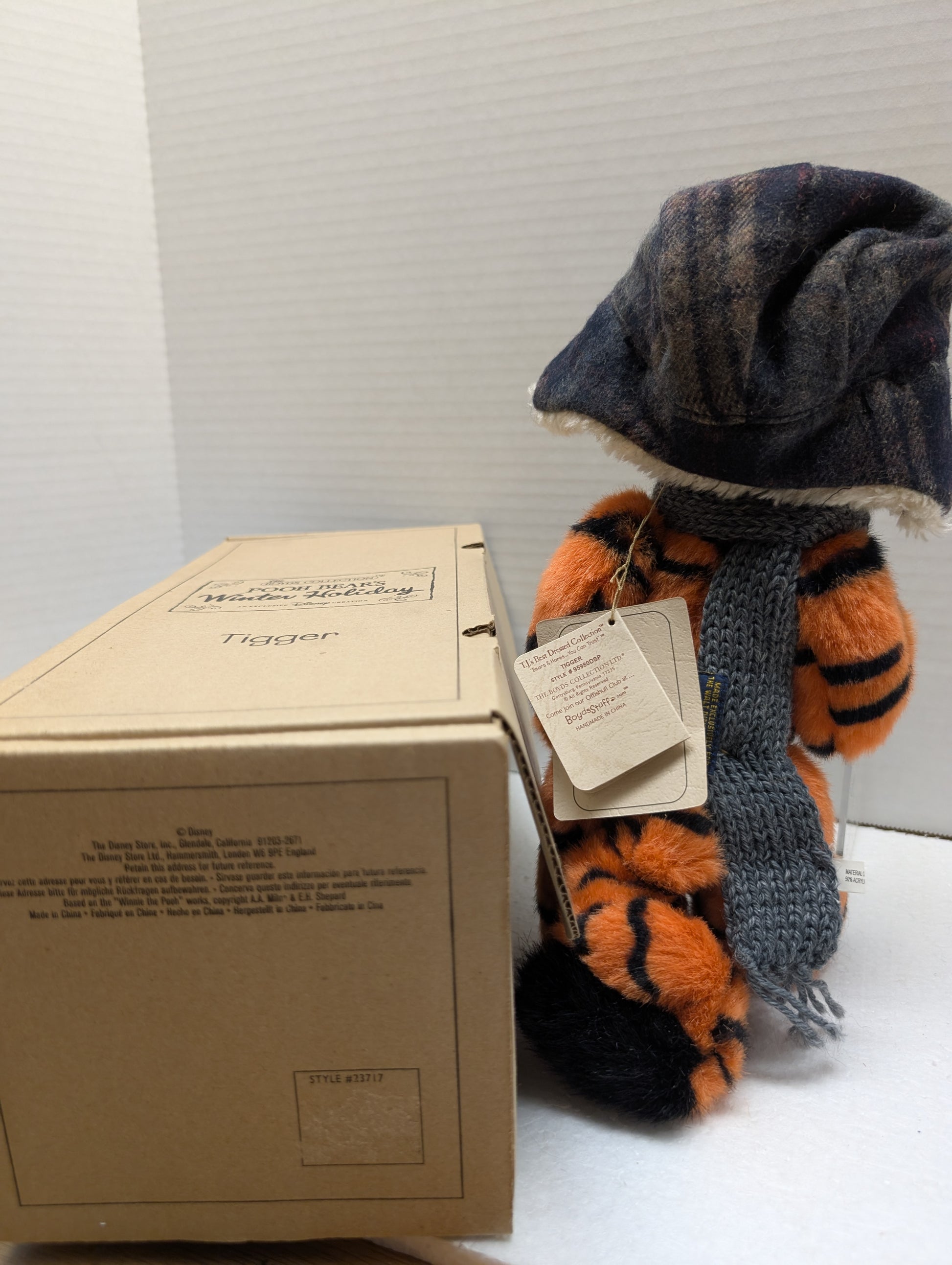 Boyds Pooh Bear's Winter Holiday Tigger 95980 DSP image 3