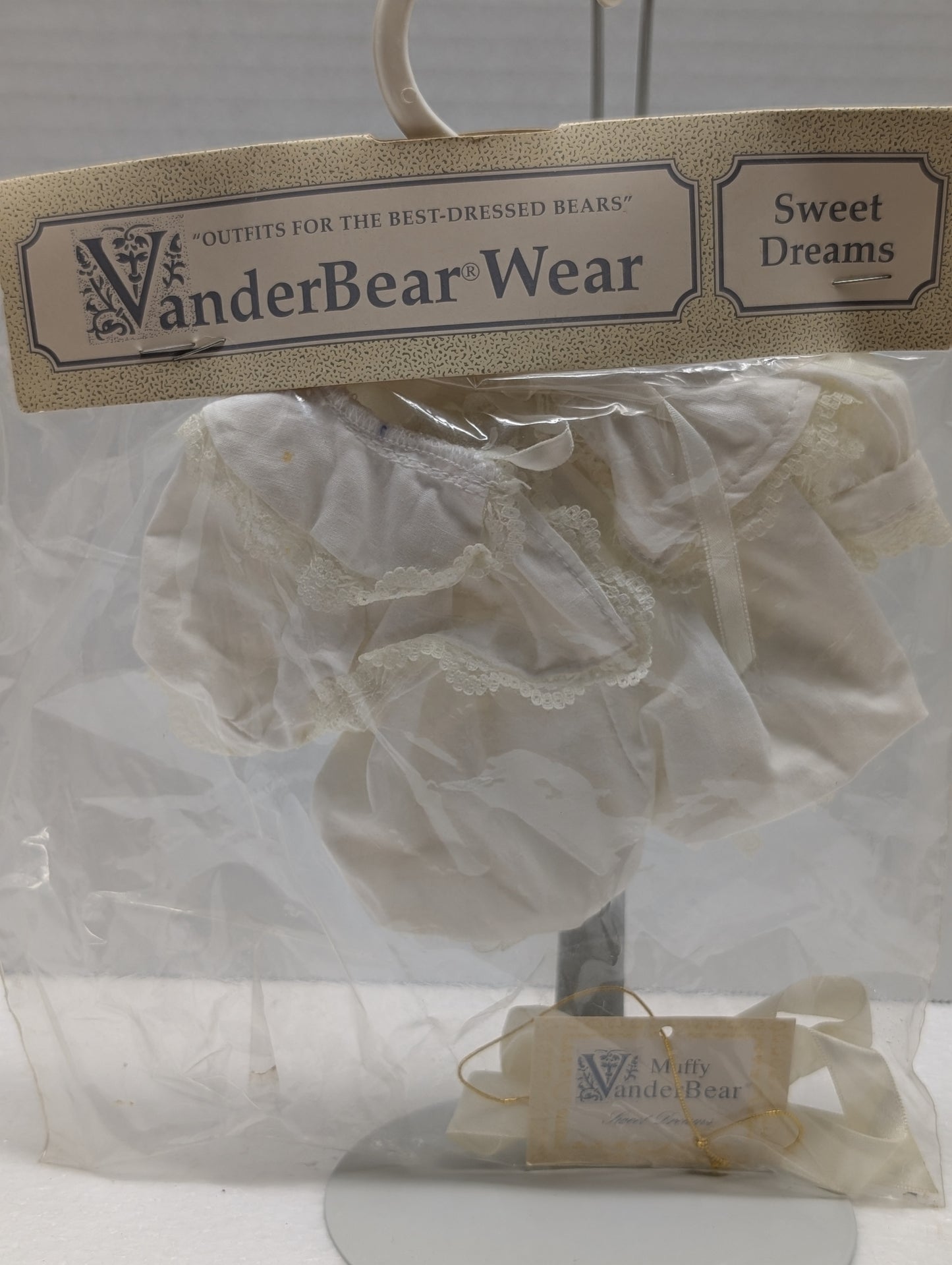 North American Sweet Dreams Victorian Muffy outfit 4190 image 0