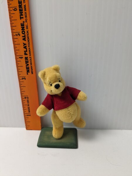 Winnie the Pooh by Kathryn Riley 1998 WDWC image 3